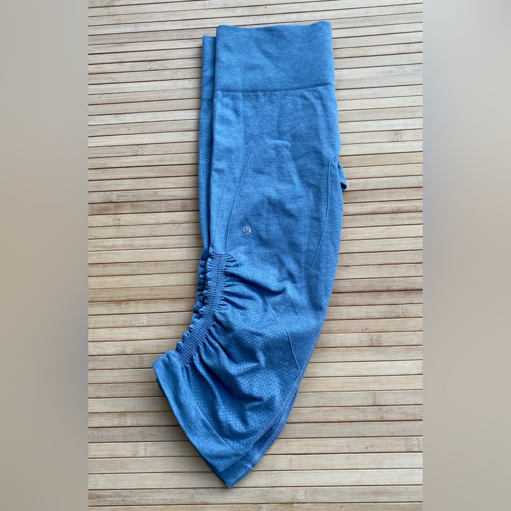 Lululemon In The Flow Crop II Heathered Blue Denim size 6